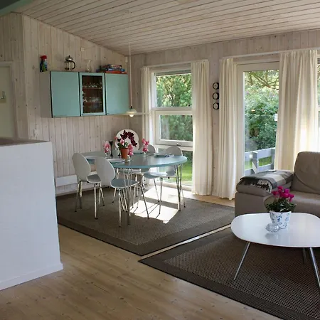 Ferienhaus-mit-grossen-fensterfronten-terrasse-und-viel-licht Ebeltoft