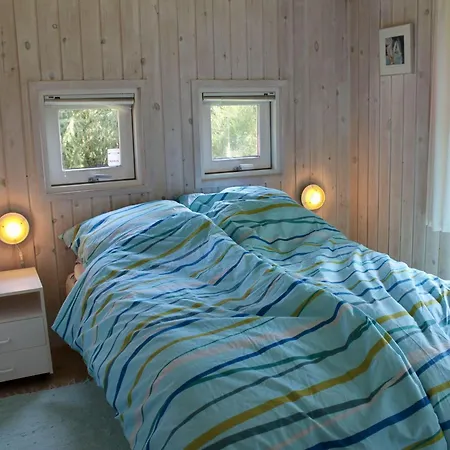 Ferienhaus-mit-grossen-fensterfronten-terrasse-und-viel-licht