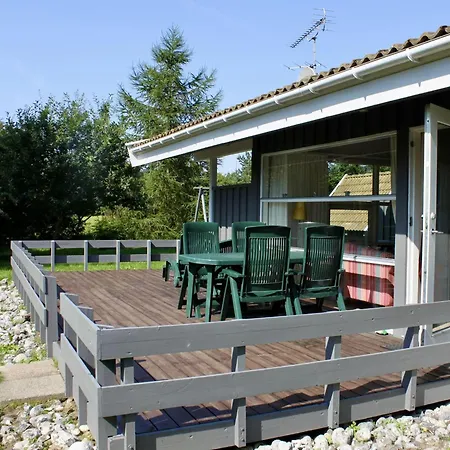 Ferienhaus-mit-grossen-fensterfronten-terrasse-und-viel-licht *